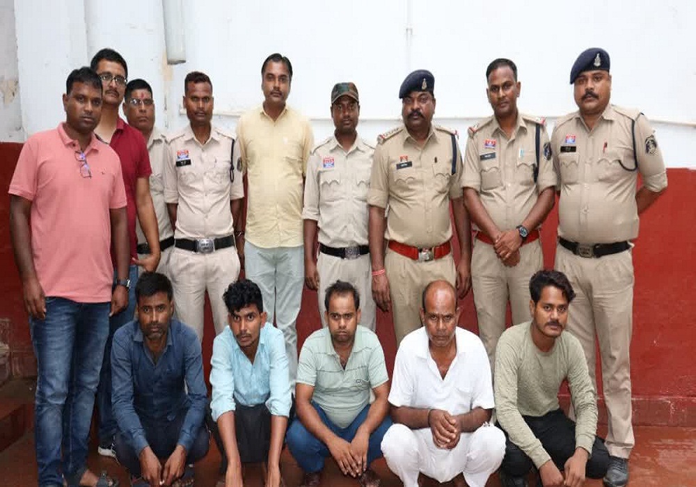 काम दिलाने का झांसा देकर UP में युवती का किया सौदा! युवक से जबरन कराई शादी, फिर पिता-पुत्र करते थे बलात्कार