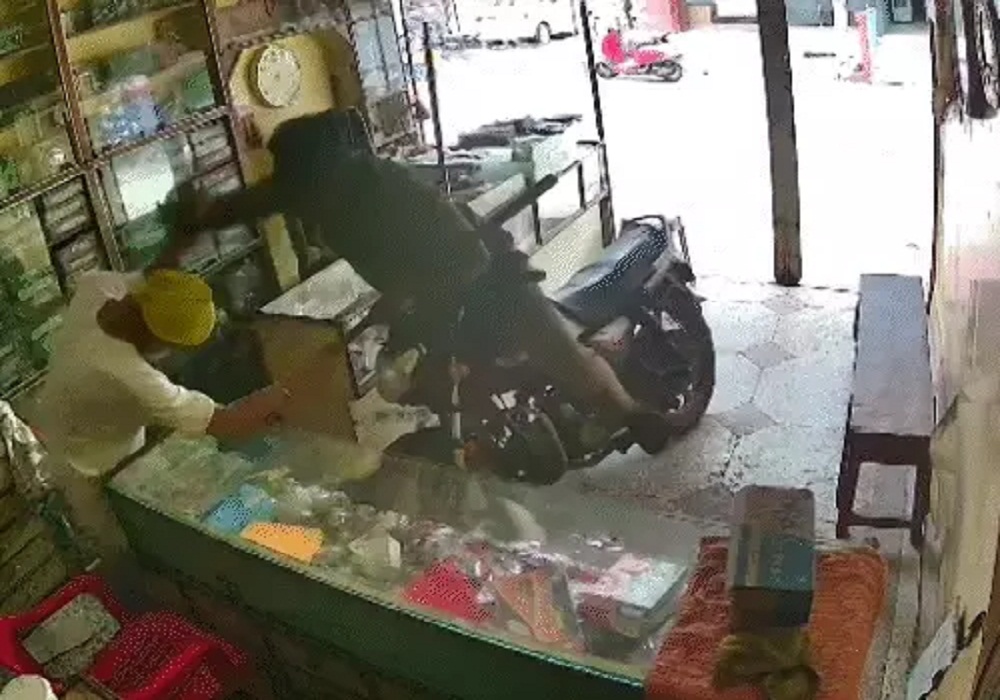 बेटे ने दिव्यांग पिता पर 15 बार चाकू गोदा… गाली-गलौच कर दुकान में की तोड़फोड़, VIDEO देख खौल जाएगा खून