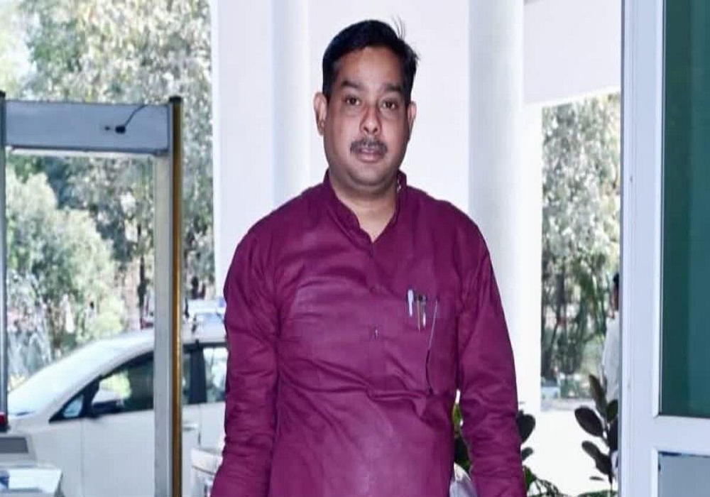 विधायक बोले- तुझे गोली मार दूंगा, गेट से बाहर निकलकर दिखा… इस बात को लेकर पड़ोसी के साथ हुआ विवाद, FIR दर्ज