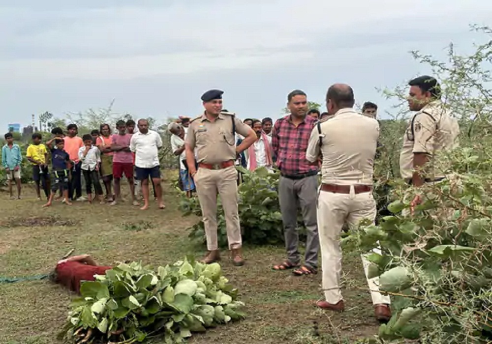 Brutal murder: कुल्हाड़ी से काटकर बुजुर्ग महिला की हत्या, घर से 100 मीटर दूर फेंकी लाश, लोग बोले - 15 साल से अकेली रहती थी...