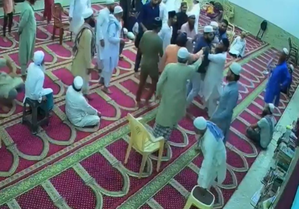 जामा मस्जिद में बलवा! सामाजिक बैठक के दौरान जमकर हुई मारपीट, कॉलर पकड़कर खींचकर मारा, फिर… देखें Viral Video