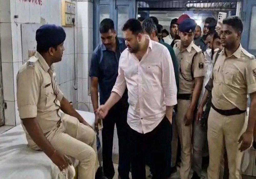तेजस्वी यादव के काफिले को ट्रक ने मारी भीषण टक्कर, 3 सुरक्षाकर्मी घायल, बाल-बाल बचे RJD नेता, VIDEO