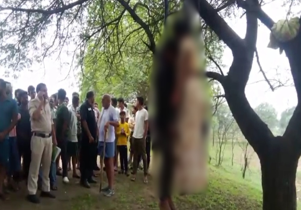 ये कैसी लव स्टोरी! पहले प्रेमिका के मांग में भरा सिंदूर, फिर एक दूसरे से लिपटे और फंदे पर झूल गए… देखकर सन्न रह गए लोग