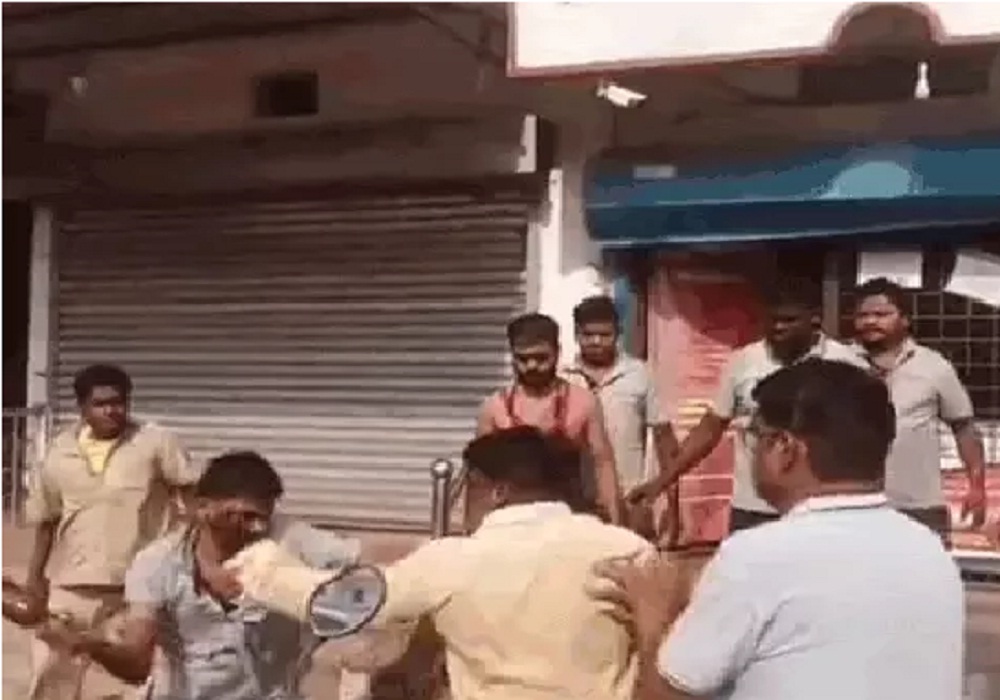 Video Viral: शराब दुकान के बाहर जमकर चले लात-घूंसे, सेल्समैन के कॉलर पकड़ने पर कर्मचारियों ने जो किया…