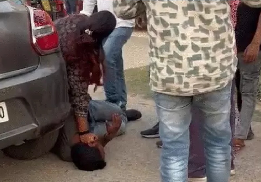 भाजपा नेत्री ने आदिवासी किसान को जमकर पीटा, बोली- मरना है तो मर जा, मुझे कोई फर्क नहीं पड़ेगा… देखें Viral Video
