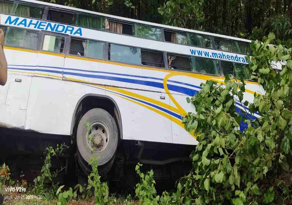Big Accident: NH-30 पर पलटी बस… यात्रियों में मची अफरा-तफरी, 90 यात्री थे सवार