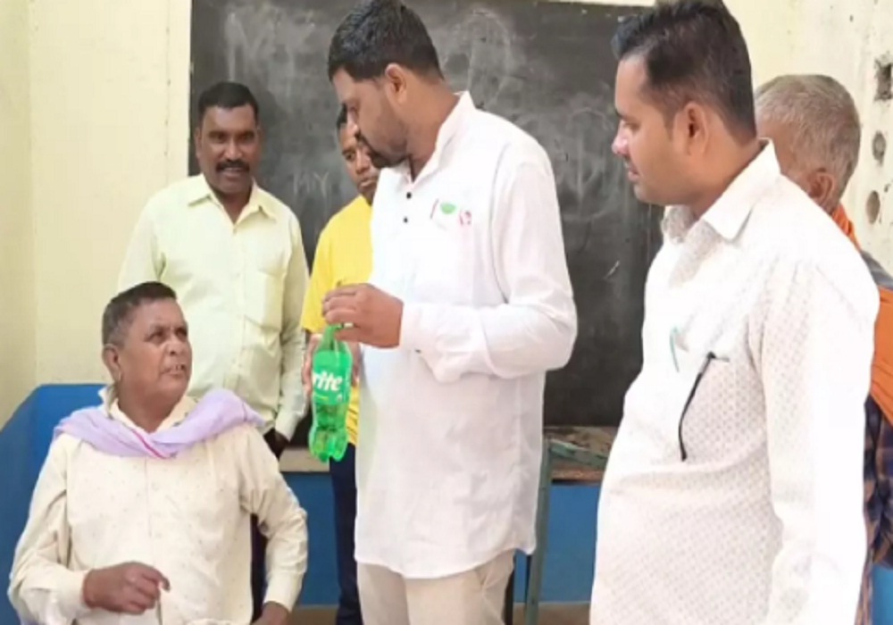 प्रधान पाठक की शराबखोरी का भांडा फूटा, स्प्राइट की बोतल में शराब लेकर पहुंचे स्कूल, फिर जो हुआ…