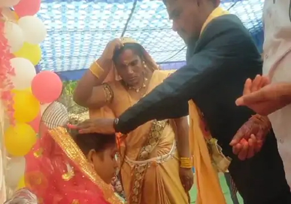Crime News: शादी के 20 दिन बाद पत्नी प्रेमी संग भागी, पति की सरेराह पिटाई कर हुई फरार
