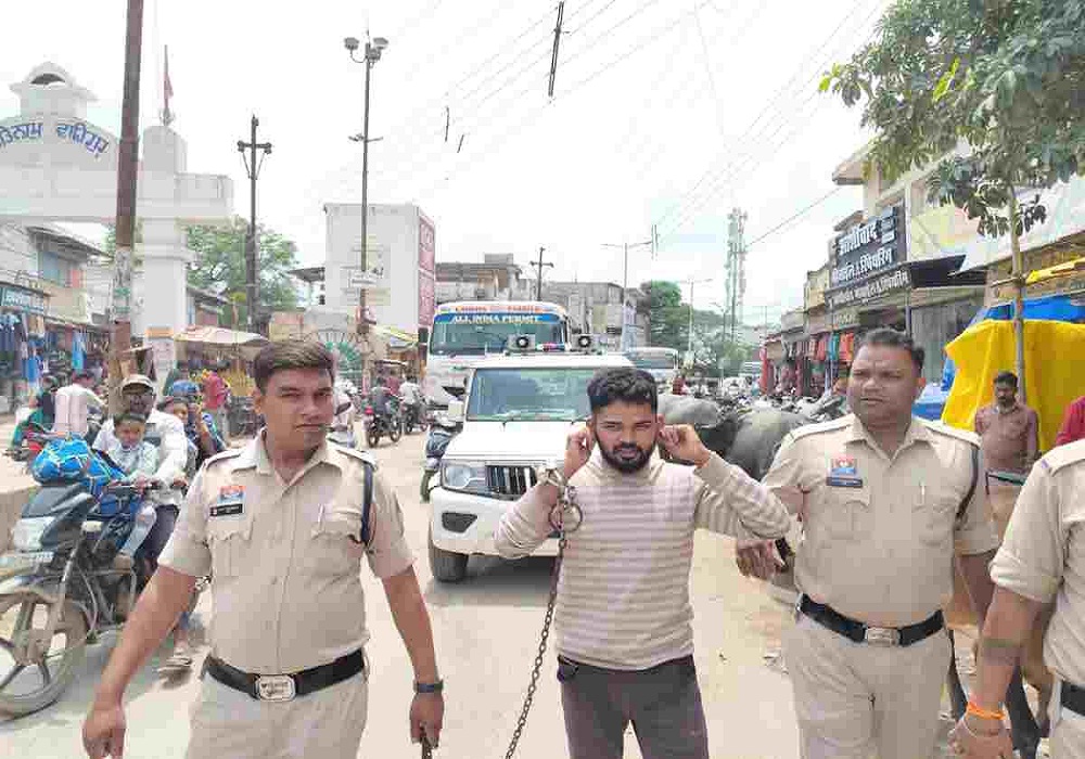 History sheeter arrested: कुख्यात हिस्ट्रीशीटर गिरफ्तार, पुलिस ने सरेआम निकाला जुलूस
