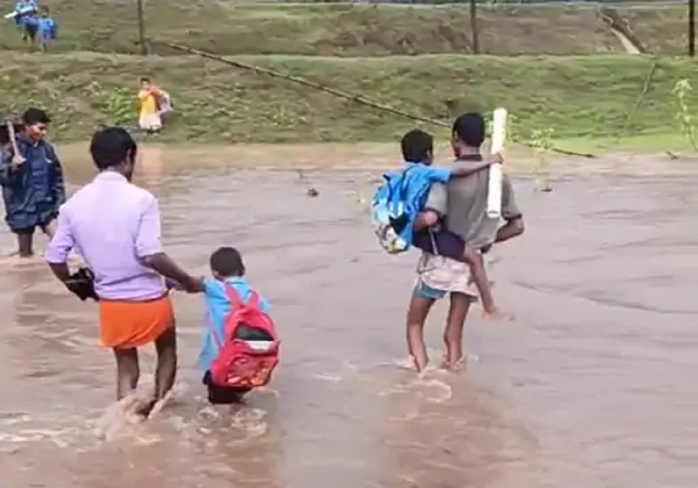 Surajpur News: उफनती नदियों को पार कर स्कूल जा रहे बच्चे, Video देख आपको भी आ जाएगी दया…