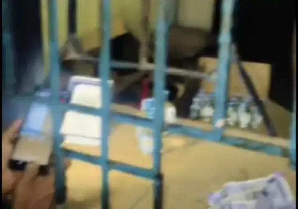 Video Viral: देशी शराब में पानी मिलाने का वीडियो वायरल, आबकारी विभाग में मचा हड़कंप
