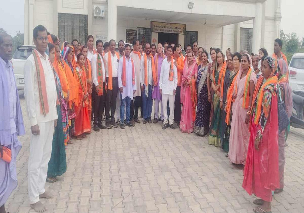 कांग्रेस को टाटा… बॉय..बॉय! इस जिले में एक साथ 31 नेताओं ने थामा BJP का दामन, सियासत में मची खलबली