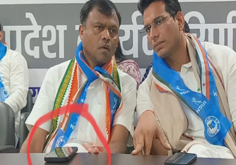 PCC चीफ दीपक बैज का मोबाइल चोरी! भाजपा ने पूछा- बघेल या सिंहदेव किस नेता पर है शक? नेताओं ने यूं लिए मजे