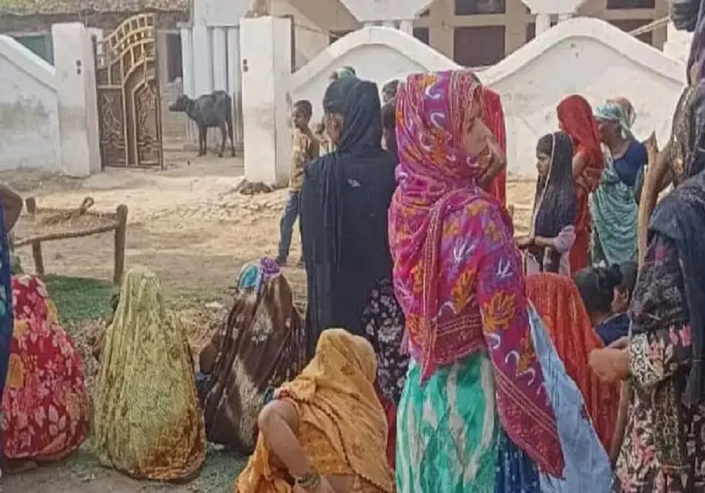 बेटे अपनी बीवी के साथ मिलकर मां-बाप को जमकर पीटा, आहत बुजुर्ग दंपती ने खा लिया जहर, फिर… एक की मौत