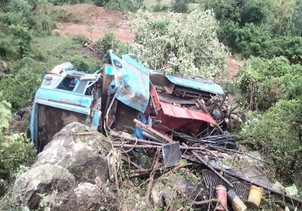 कवर्धा में बड़ा हादसा: 60 फिट गहरी खाई में गिरी बोर गाड़ी, हादसे में 4 लोगों की दर्दनाक मौत, 5 घायल