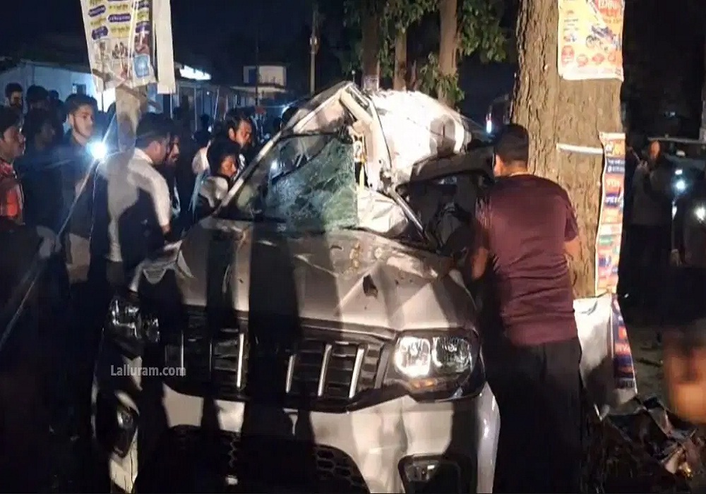 Ambikapur Road Accident: अनियंत्रित होकर पेड़ से टकराई तेज रफ्तार कार, हादसे में युवक-युवती की मौत, 3 की हालत गंभीर