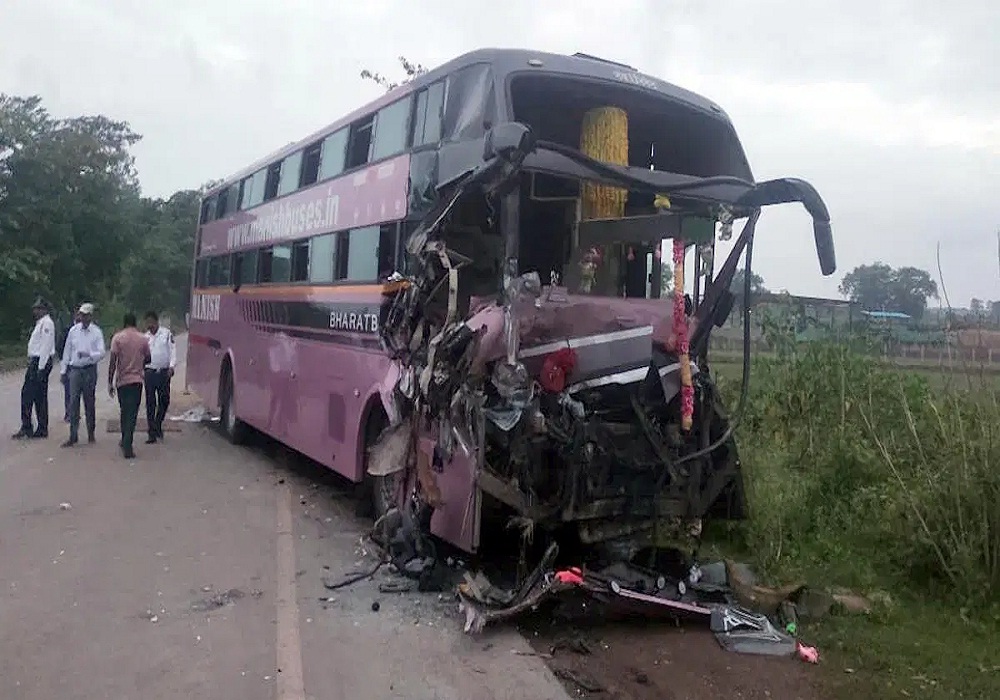 बस्तर में भीषण सड़क हादसा: खड़े ट्रक से टकराई यात्रियों से भरी बस, 2 लोगों की मौत, कई घायल