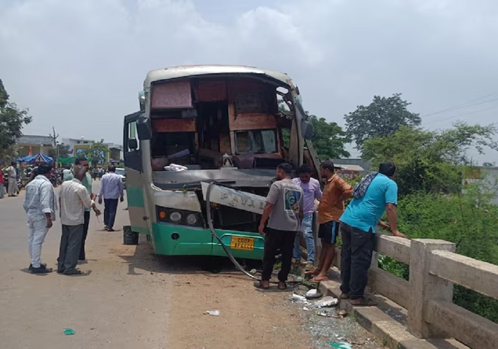 NH-30 पर बड़ा हादसा: यात्रियों से भरी बस पुल से टकराई, मौके पर एक की मौत, 60 से अधिक लोग थे सवार