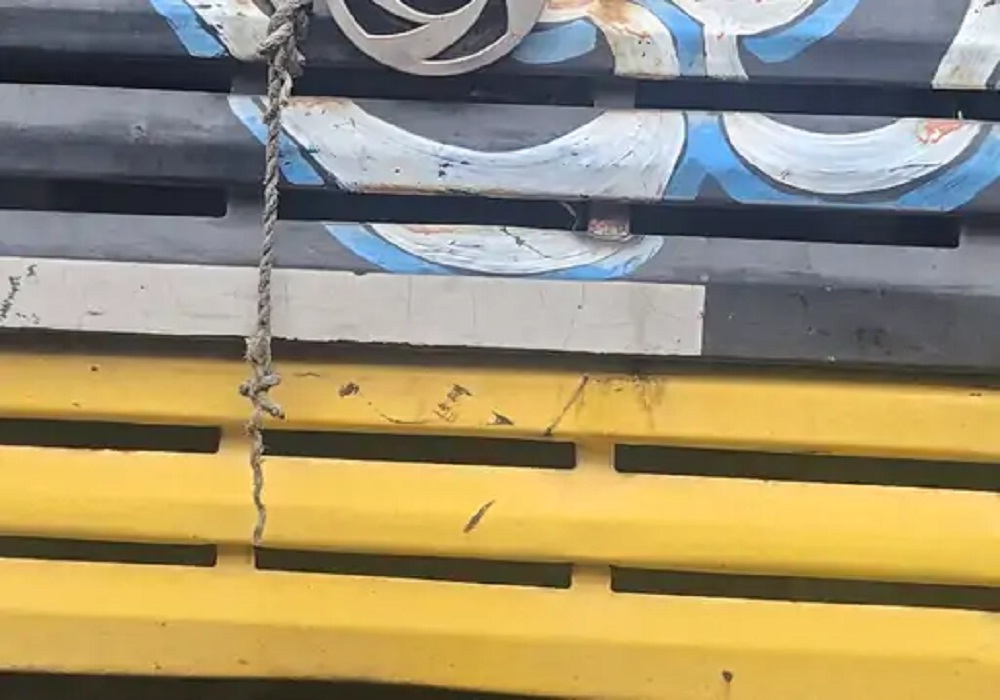 टॉयलेट में मोबाइल छिपाकर हेड मास्टर बनाते थे VIDEO, अचानक पड़ी शिक्षकों की नजर, फिर… मचा शोर