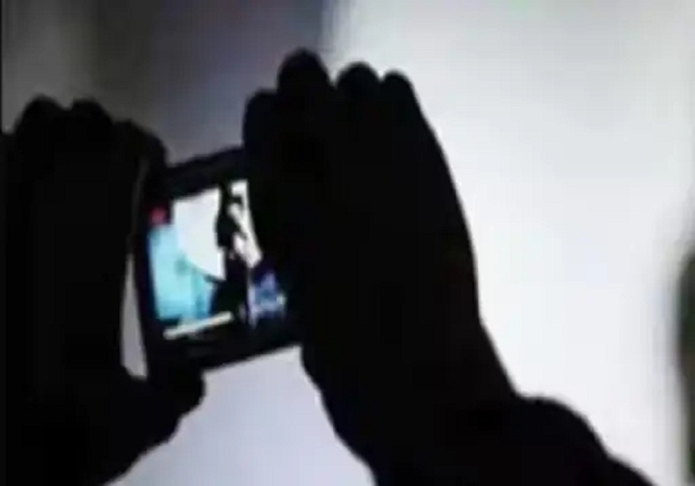 टॉयलेट में मोबाइल छिपाकर हेड मास्टर बनाते थे VIDEO, अचानक पड़ी शिक्षकों की नजर, फिर… मचा शोर