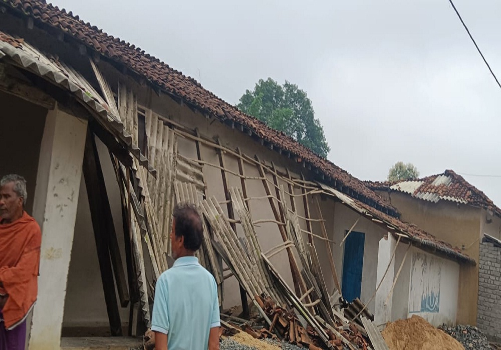 दंतैल हाथी का तांडव! तीन मकानों पर गजराज ने निकाला गुस्सा, दहशत में रात गुजारने को लोग मजबूर
