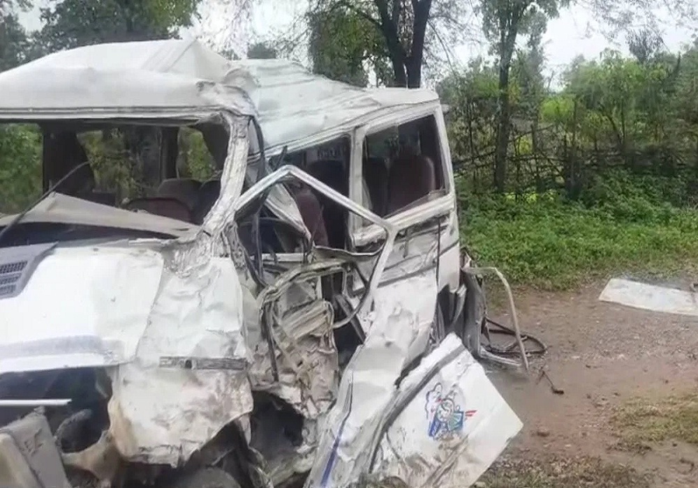 टीचर्स-स्टूडेंट्स से भरी वाहन और माजदा में हुई भीषण टक्कर, हादसे में 10 घायल, 2 की हालत गंभीर…