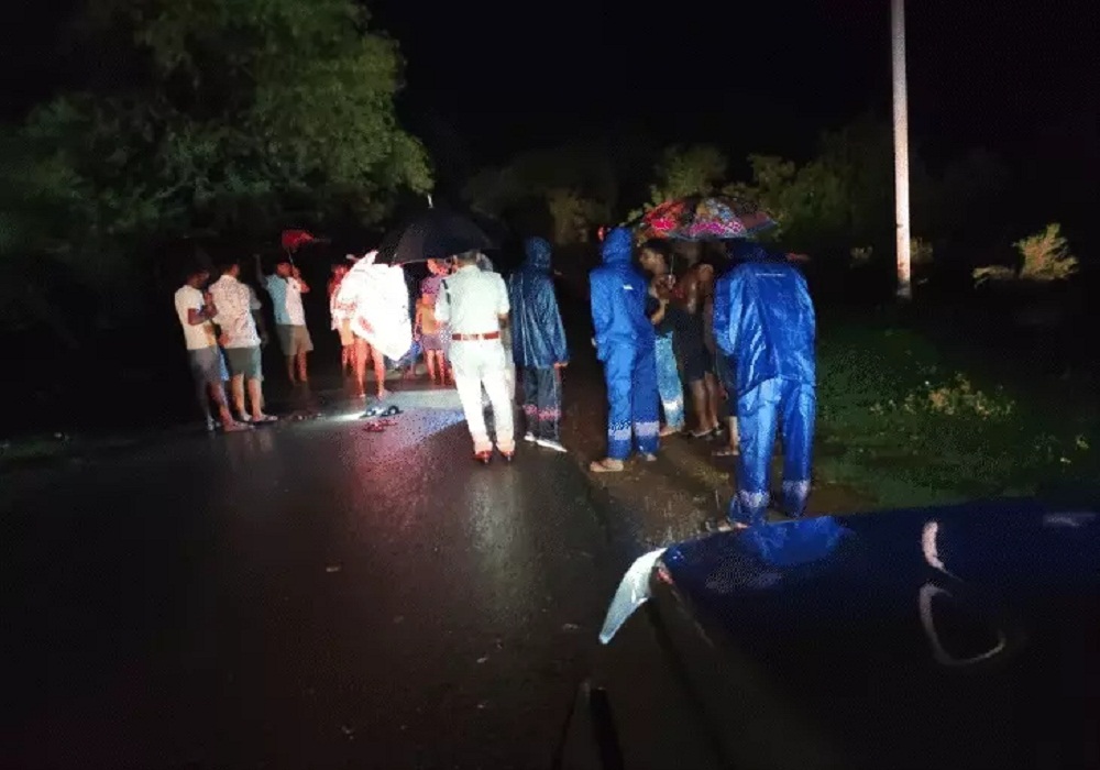 Big Incident: नाला पार करते पानी के तेज बहाव में बही कार, 3 साल का बच्चा लापता… परिवार के 8 लोग तैरकर निकले बाहर