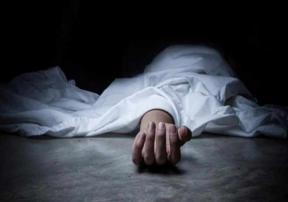 Suicide or murder: 14 वर्षीय किशोरी की संदिग्ध हालत में मौत, फंदे पर लटकी मिली लाश, मां बोली- मेरे पति और बेटे ने मारा...