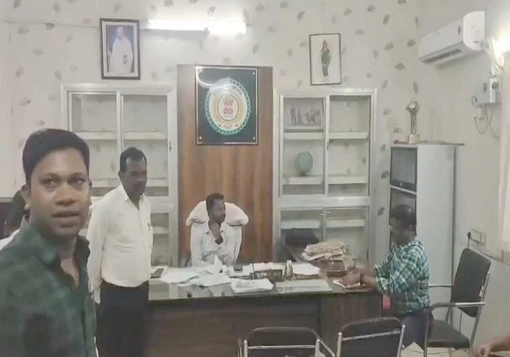 ACB की बड़ी कार्रवाई, 25 हजार की रिश्वत लेते तहसीलदार के बाबू को रंगे हाथों पकड़ा, मचा हड़कंप…