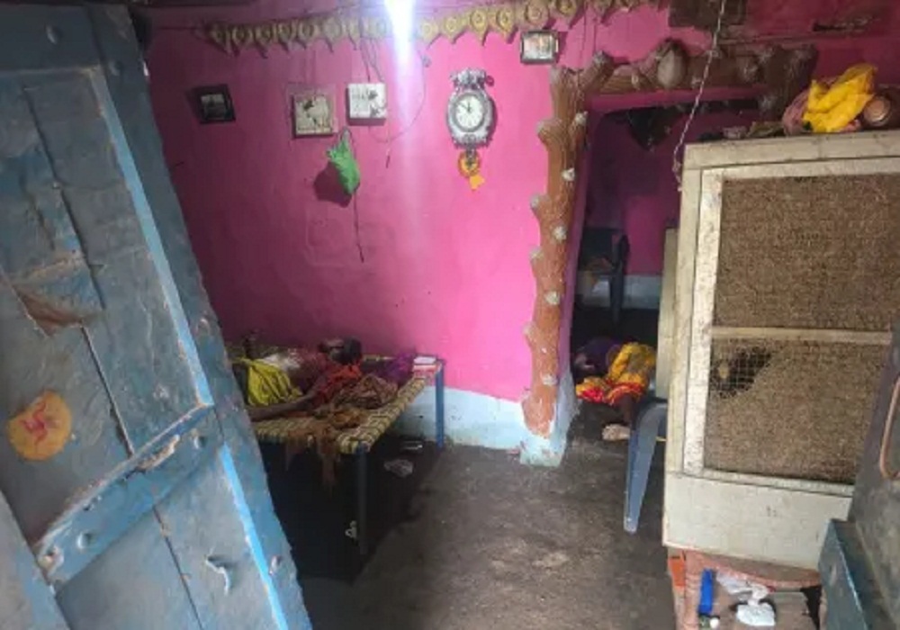 Raipur Double Murder: घर के अंदर मिली पति-पत्नी की लाश, इस हाल में देखकर भागे युवक ने सरपंच को दी जानकारी, मचा हड़कंप