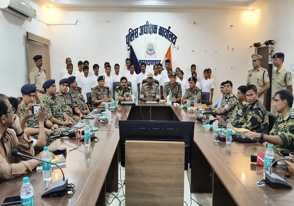 Narayanpur Naxal Surrender: 22 नक्सलियों ने किया सरेंडर, CM साय बोले - अब बंदूक नहीं विकास की राह… अब तक 1476 माओवादी ने डाले हथियार