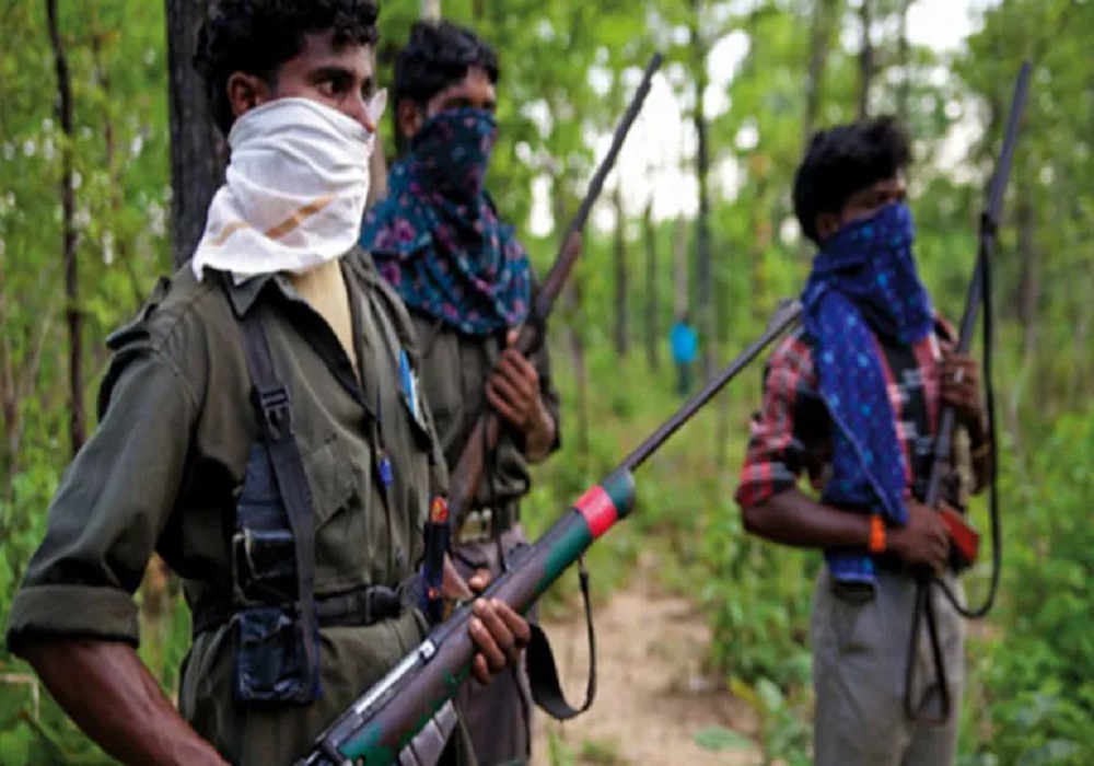 Naxalites Killed Former Sarpanch: नक्सलियों ने पूर्व सरपंच की हत्या कर सड़क पर फेंका शव, इस हाल में मिली लाश, इलाके में दहशत