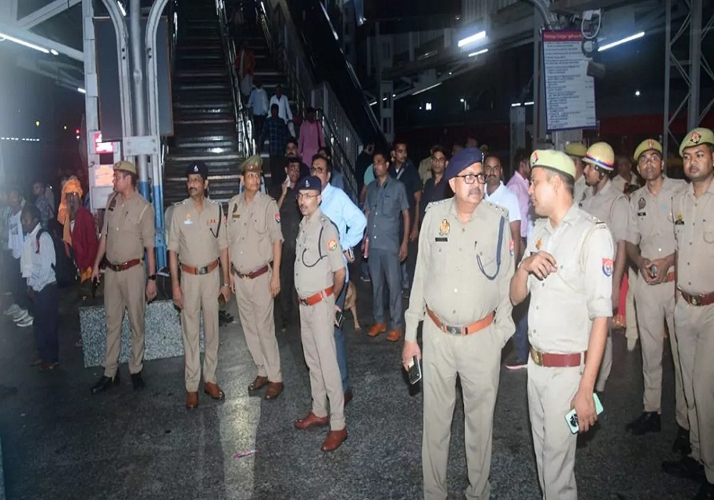 छत्तीसगढ़ संपर्क क्रांति में बम की सूचना से हड़कंप, दिल्ली कंट्रोल रूम को आया फोन, कहा - लोगों को बचा लो…