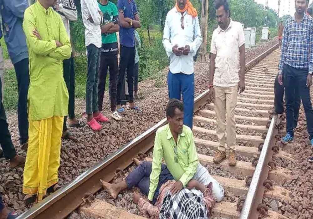 पूर्व पार्षद के बेटे ने ट्रेन के सामने कूदकर दी अपनी जान, इस हाल में मिली लाश, देखकर होश खो बैठे परिजन
