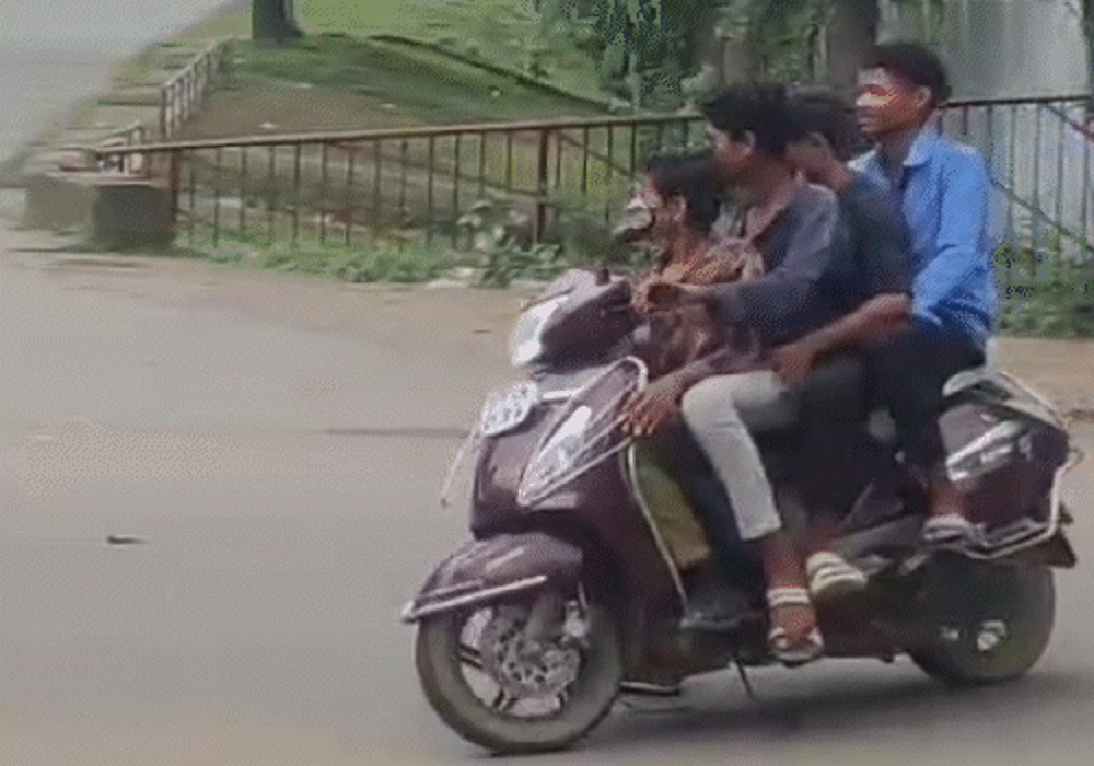 कोरिया में स्कूटी पर 6 स्कूली बच्चों का खतरनाक स्टंट, वीडियो वायरल होने पर ट्रैफिक पुलिस ने काटा 9 हजार का चालान
