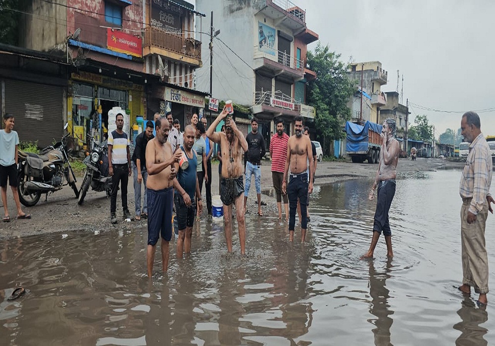 व्यापारियों का अनोखा प्रदर्शन… बाल्टी-मग-साबुन लेकर फोरलेन सड़क पर गड्ढों के गंदे पानी से किया स्नान, देखती रह गई पब्लिक