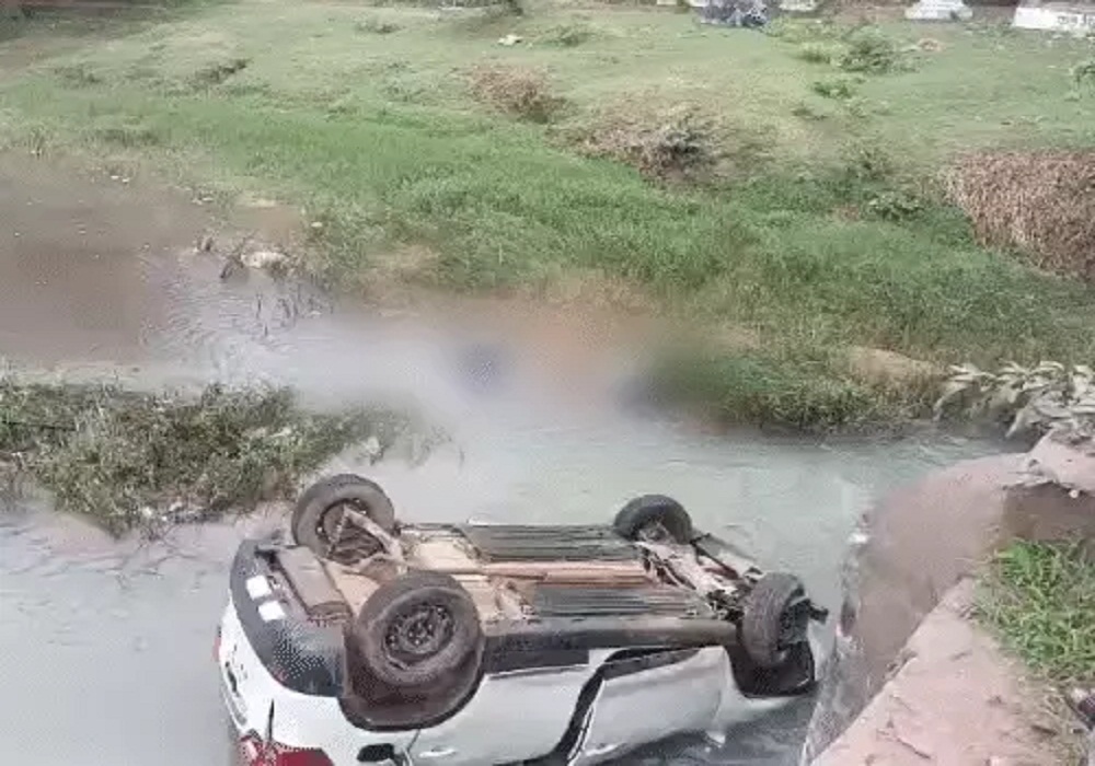 भीषण सड़क हादसे में BJYM मंडल-अध्यक्ष समेत 2 की मौत, नाले में पलटी तेज रफ्तार कार, रात भर चीखते-चिल्लाते रहे घायल