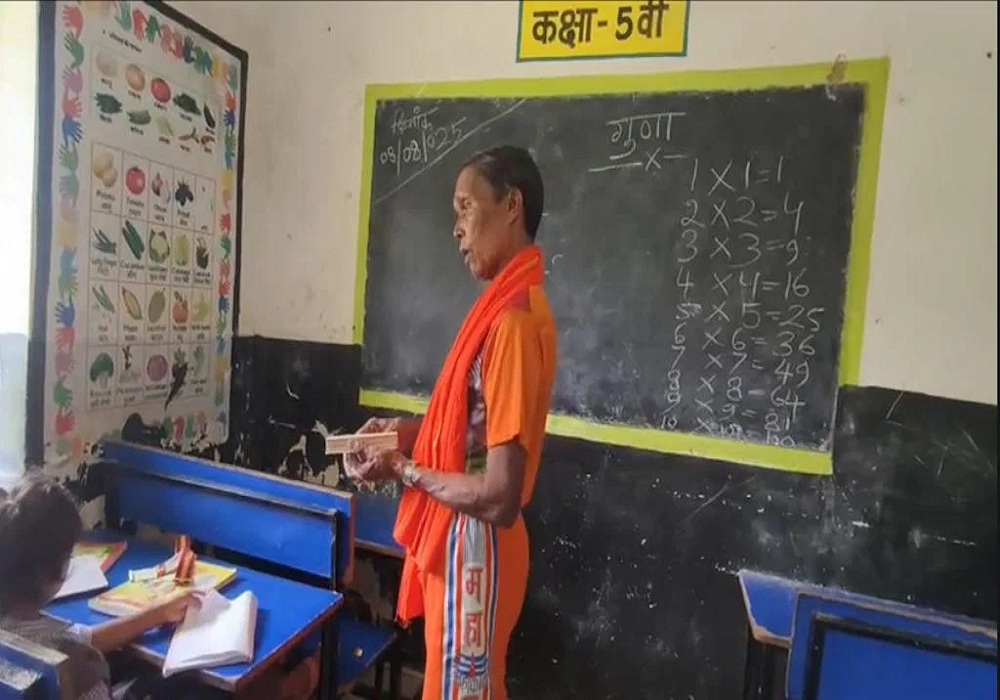 शराब के नशे में चड्डा पहनकर स्कूल पहुंचे प्रधान पाठक, छात्रों और स्टाफ में मची खलबली, तस्वीरें वायरल