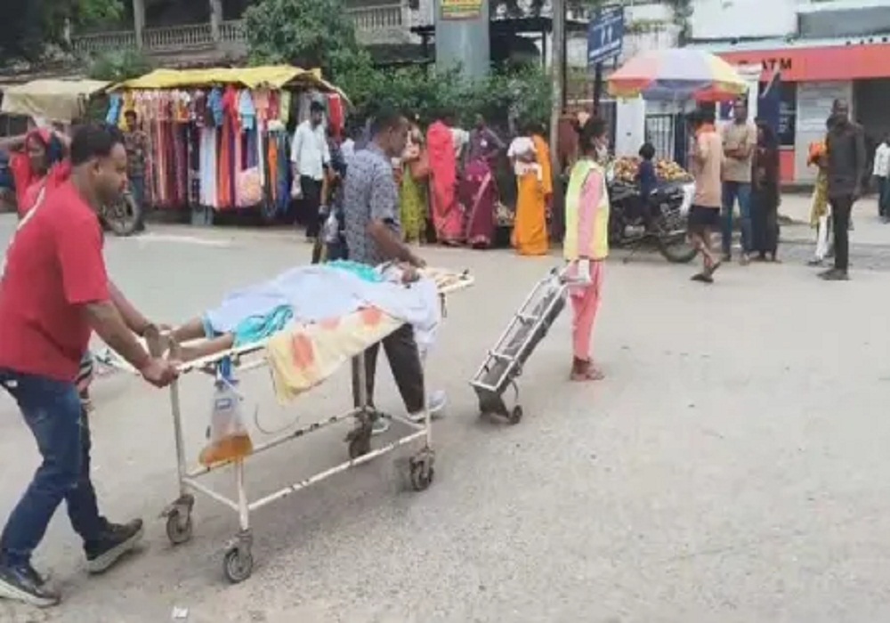 Patient on stretcher: ऑक्सीजन लगाकर स्ट्रेचर से पार कराई सड़क, 300 मीटर खींचकर हॉस्पिटल बिल्डिंग ले गए परिजन, VIDEO वायरल