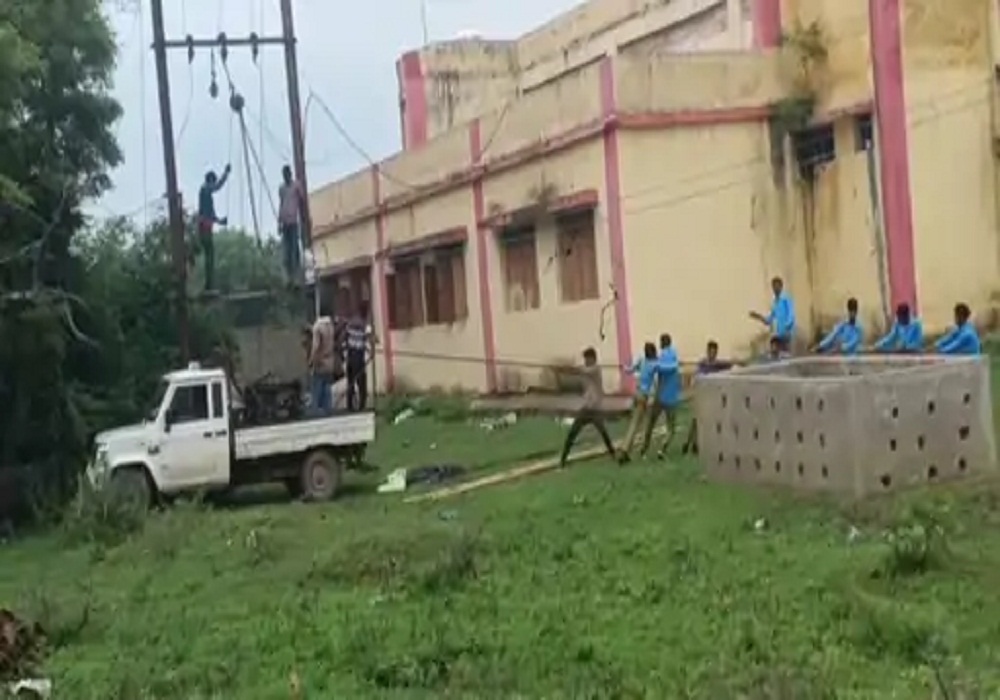 स्कूल के बच्चों से खिंचवाया ट्रांसफार्मर, पूर्व CM बघेल बोले - शिक्षा और ऊर्जा विभाग दोनों CM के पास, फिर भी चुप्पी क्यों? VIDEO वायरल