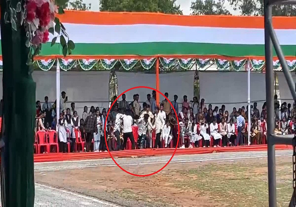 स्वतंत्रता दिवस समारोह में गुंडागर्दी, कवर्धा के परेड ग्राउंड में नाबालिगों के बीच जमकर हुई मारपीट, VIDEO वायरल