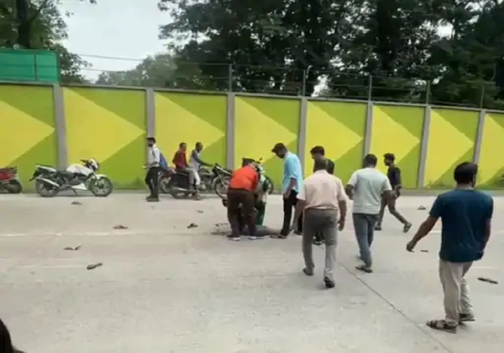 ओवरटेक के चक्कर में दो बाइकों में जबरदस्त भिड़ंत, 15 फीट दूर फेंकाए युवक, फिर… देखें हादसे का LIVE वीडियो