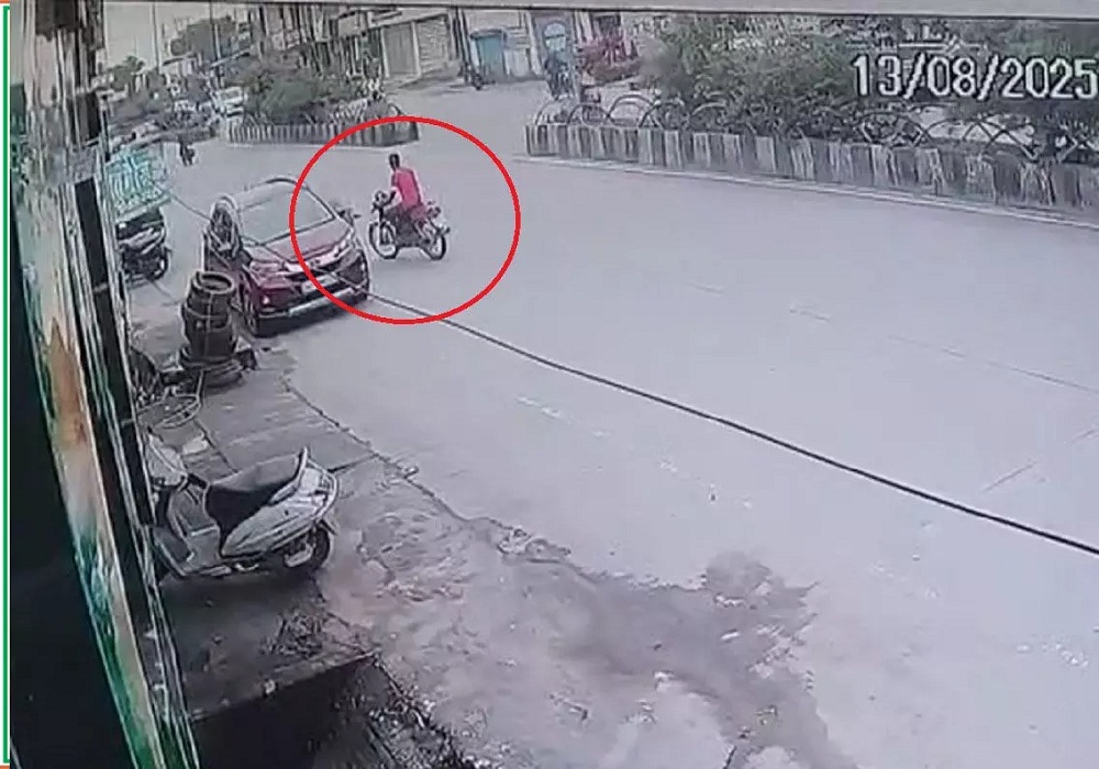 अचानक हुई मौत से सनसनी, बाइक चलाते-चलाते युवक की गई जान गई… CCTV में कैद हुई दिल दहला देने वाली घटना