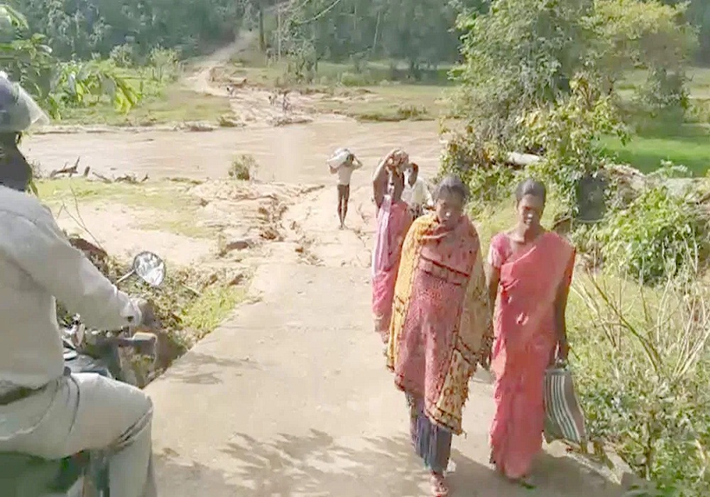 विकास कहां है जी? 2 KM पैदल चलकर एम्बुलेंस तक पहुंची गर्भवती महिला, गांव तक नहीं आई एंबुलेंस