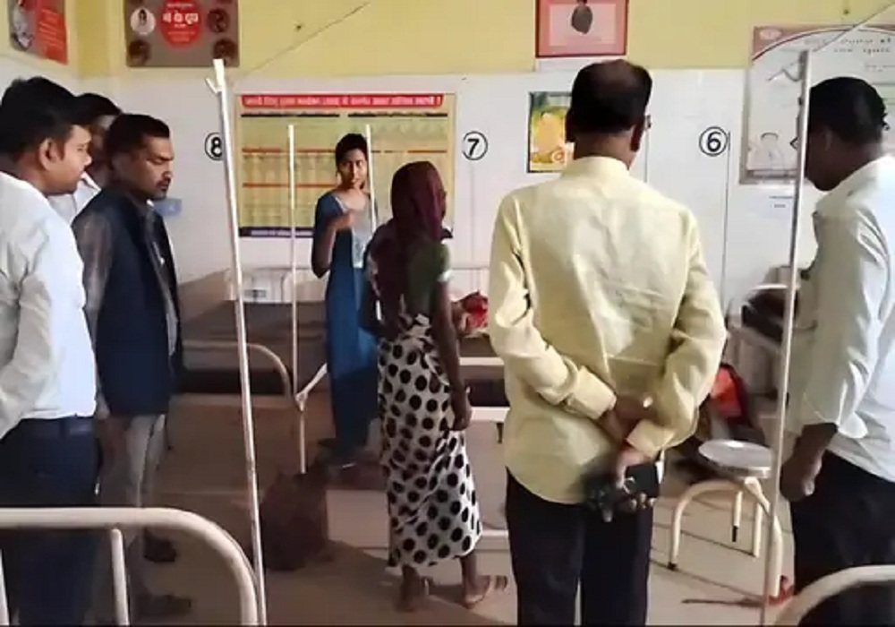 अस्पताल के फर्श पर महिला ने दिया बच्चे को जन्म, RMO सस्पेंड… स्वास्थ्य मंत्री जायसवाल ने दिए ये निर्देश