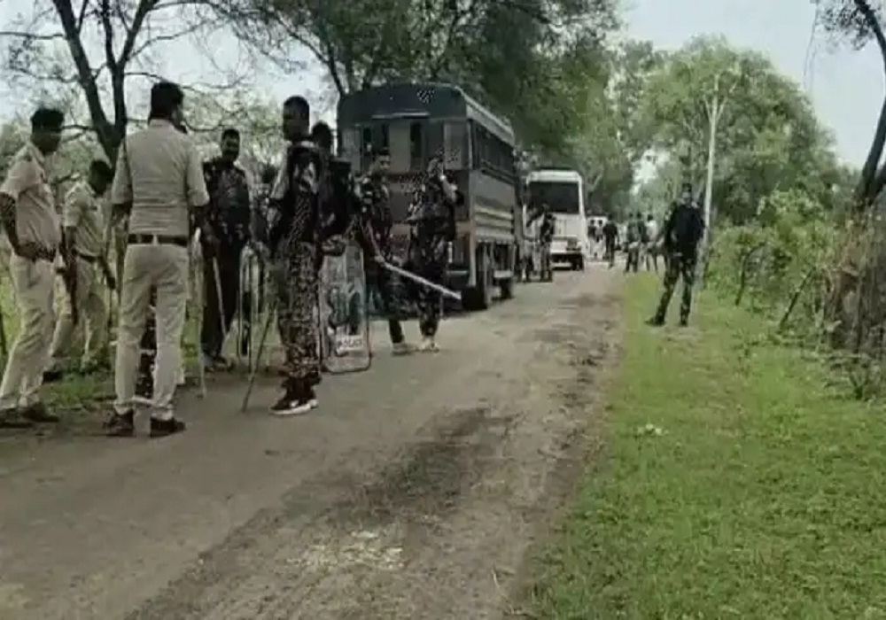 2 दोस्तों ने युवक को सड़क पर कुल्हाड़ी से काटा, आरोपियों को गिरफ्तार करने पहुंची पुलिस टीम पर लोगों ने किया हमला, मचा बवाल