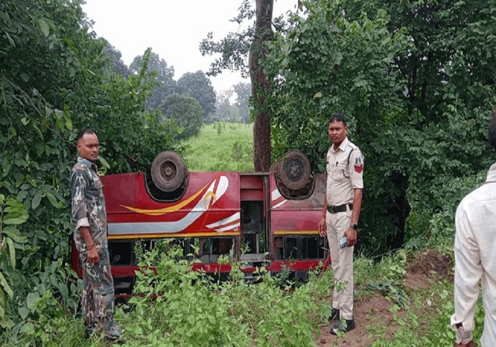 Road Accident: धमतरी में बस पलटने से मासूम की मौत, आधा दर्जन लोग घायल… जानें कैसे हुआ ये दर्दनाक हादसा?