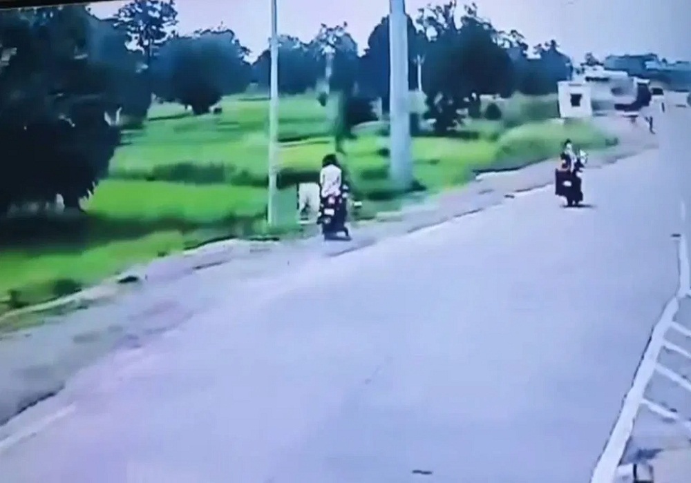 भीषण सड़क हादसे का Live Video: तेज रफ्तार बाइक अनियंत्रित होकर खंभे से टकराई, उछलकर सड़क पर गिरे युवक, 1 की मौत