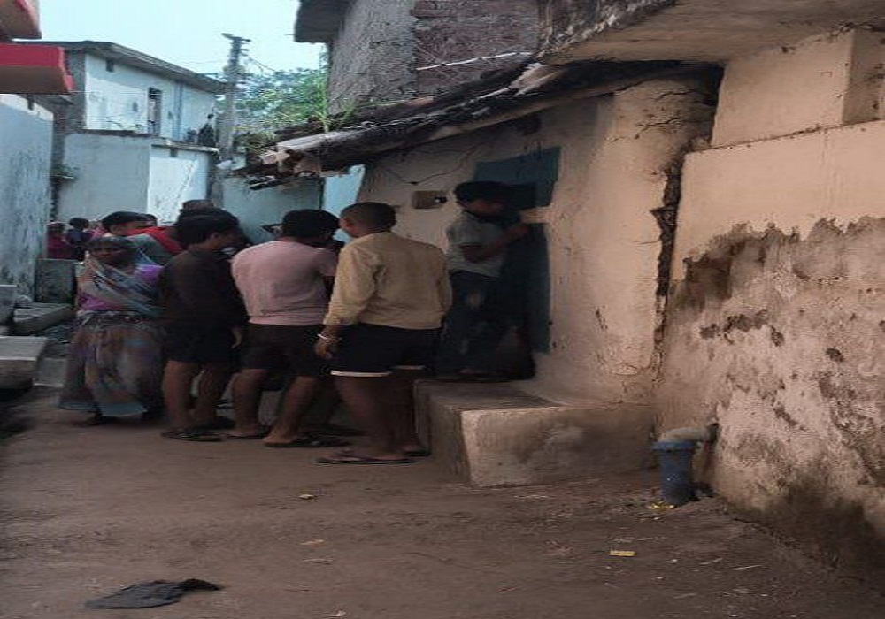 14 साल की बेटी के सामने मां को काट डाला… इस बात पर आरोपी ने उठाया ये खौफनाक कदम, इलाके में दहशत