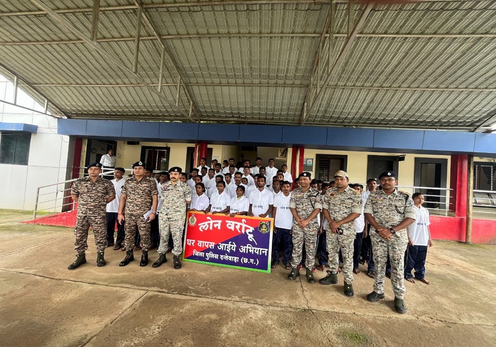 Naxalites Surrender: 71 नक्सलियों ने किया आत्मसमर्पण, 64 लाख का इनामी नक्सली भी शामिल… देखें नाम